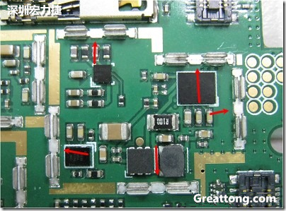 圖中顯示一塊電路板使用這種屏蔽夾(shielding clip)的實(shí)例?；旧衔覀?cè)趶澖堑牡胤蕉荚O(shè)計(jì)擺放了一個(gè)屏蔽夾，這樣可以讓作業(yè)員比較方便安裝屏蔽罩(shielding can)時(shí)的對(duì)位準(zhǔn)確。然后在其他沒(méi)有屏蔽夾的地方也設(shè)計(jì)了一些接地的布線，一來(lái)可以稍微提升屏蔽罩的電磁隔絕能力，另一方面也可以為屏蔽夾無(wú)效時(shí)，馬上可以更改為屏蔽框，而無(wú)需要重新設(shè)計(jì)電路板。