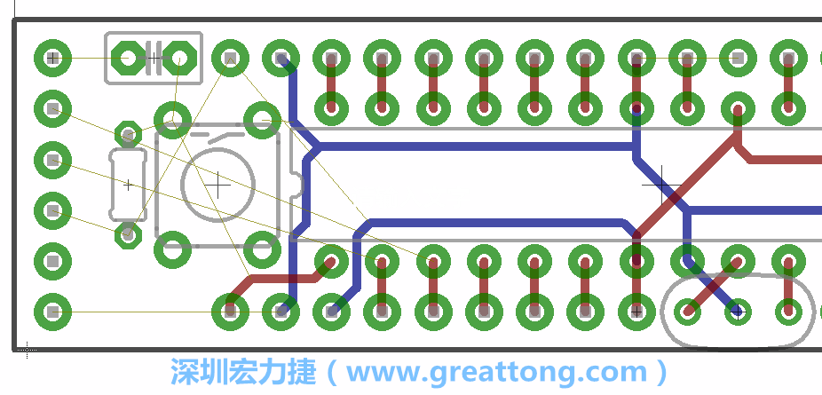 到目前為止，你應(yīng)該只剩下四個(gè)部分還未進(jìn)行布線，10K重置上拉電阻器、重置電容和1×6的序列排針。