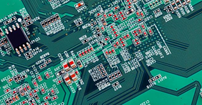 你能在這個復(fù)雜的PCB中找到垂直布線嗎？反正我不能